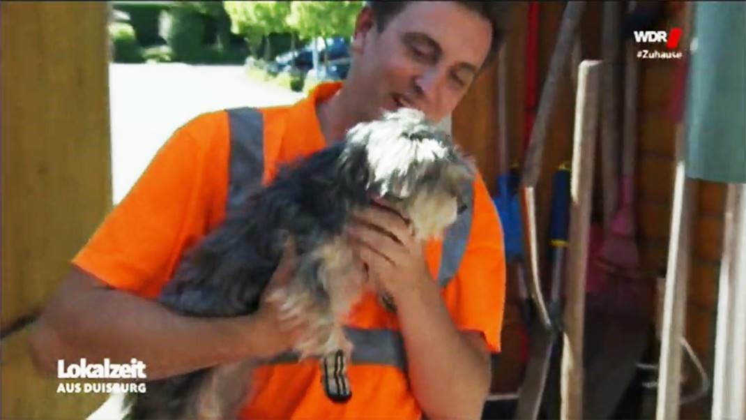 DB_Cargo's tweet photo. Rettungseinsatz der anderen Art: Hündin Lisa🐶gefiel es nicht beim Tierarzt. Sie reißt aus und flüchtet über die Bahngleise 😨! Unsere Lokführer sehen den Zwerg, bremsen und retten die Kleine 😊. @WDRaktuell berichtet: https://t.co/lTh6B74Pos. #DBCargoHelden https://t.co/w66aqawgJA