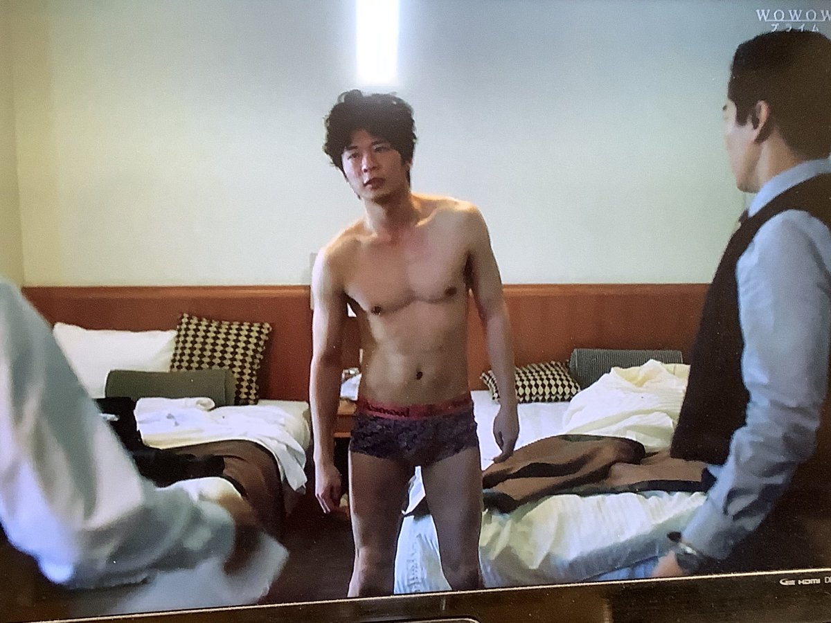 みょん コールドケース2の5話 圭くんパンイチwのシーンなんだけど 数秒の間に一度服着てるシーンが入るのよ 裸 服 裸 セリフ的には続いてる内容 どゆこと このシーン困惑中 でも繰り返しみる自分w 最低だけどカッコいいのよねぇ この役