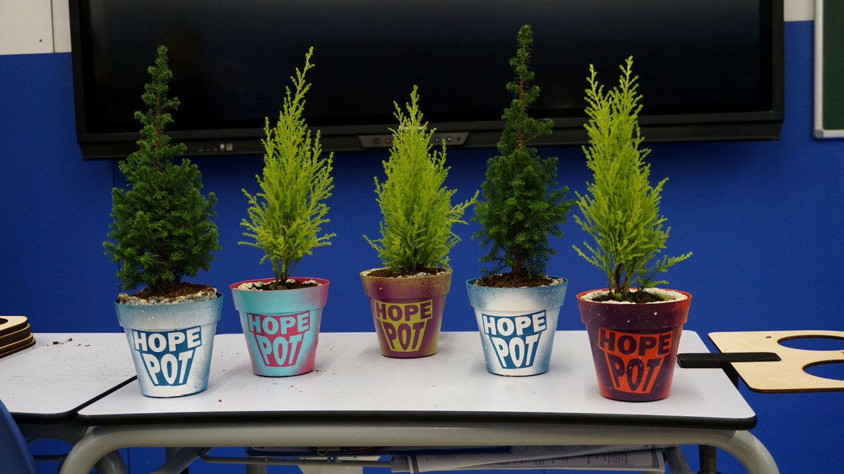 HopePot2's tweet photo. A continuación, unas cuantas fotos de lo que llegamos a producir antes de la llegada del Covid-19. 🏥

Los moldes HOPE POT ☘️ , con las HOPE PLANTS  🌲y nuestros HOPE FOOD 🥦, las verduras crecen gracias a material reciclado. 

@JASPAIN 
#hopepot
#miniempresas https://t.co/b8ONFGJ9Di