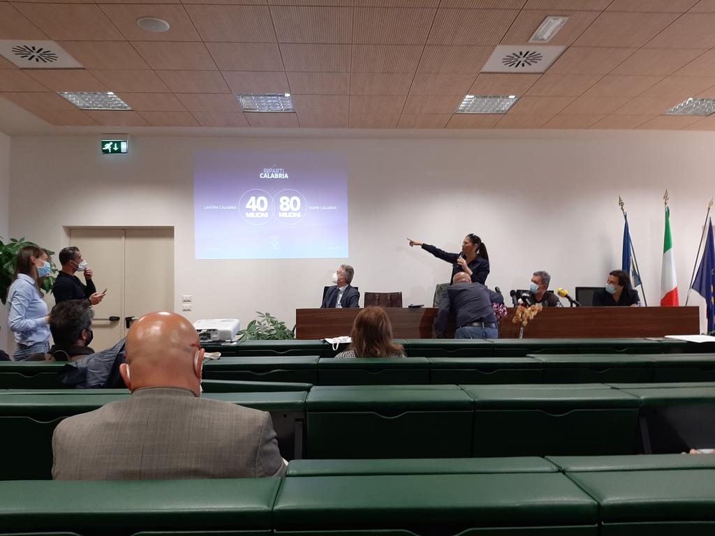 TgrRaiCalabria's tweet photo. #Riparti #Calabria La giunta regionale presenta piano da 120 milioni a fondo perduto per far ripartire l'economia. "E' il primo passo del nostro progetto, diamo un segnale di speranza" dice la pres. della #Regione @jole_santelli
Al @TgrCalabria h14 servizio di @antonioliotta83 https://t.co/pOEjhhlwdS