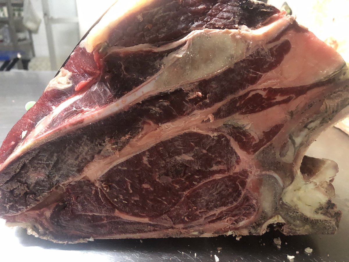 tonipons13's tweet photo. #Rubiagallega de gust intens i profund amb textura, edad superior a 6 anys i amb mes de 35 dies de maduracio. 

@crestaig 
#capritxod’or #rubiagallega  #llangonissa #sobrassada #embotitsartesans #senselactosa #vinsdequalitat #vi #vino #wine #Sensefiltres #Sapobla https://t.co/CAc425ory4