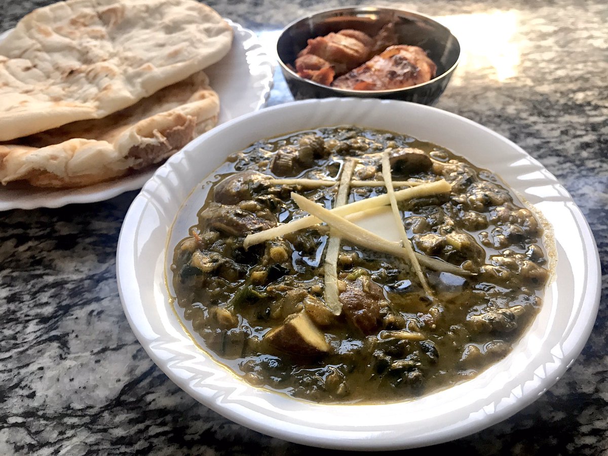 curryfield's tweet photo. 昨日の残りに palak &amp; dhaniya を増量し、具材はOKストアで運良く入手できた mushroom をスライスじゃなくて４分割。murgh tikka / chicken tikka もちょっと作った。naan は例によって市販品。saag 系好きやな〜
#saagmushroom
#chickentikka
#コロナ痩せに負けるな
#homecooking
#homemade
#stayhome https://t.co/vQUUKmPvTe