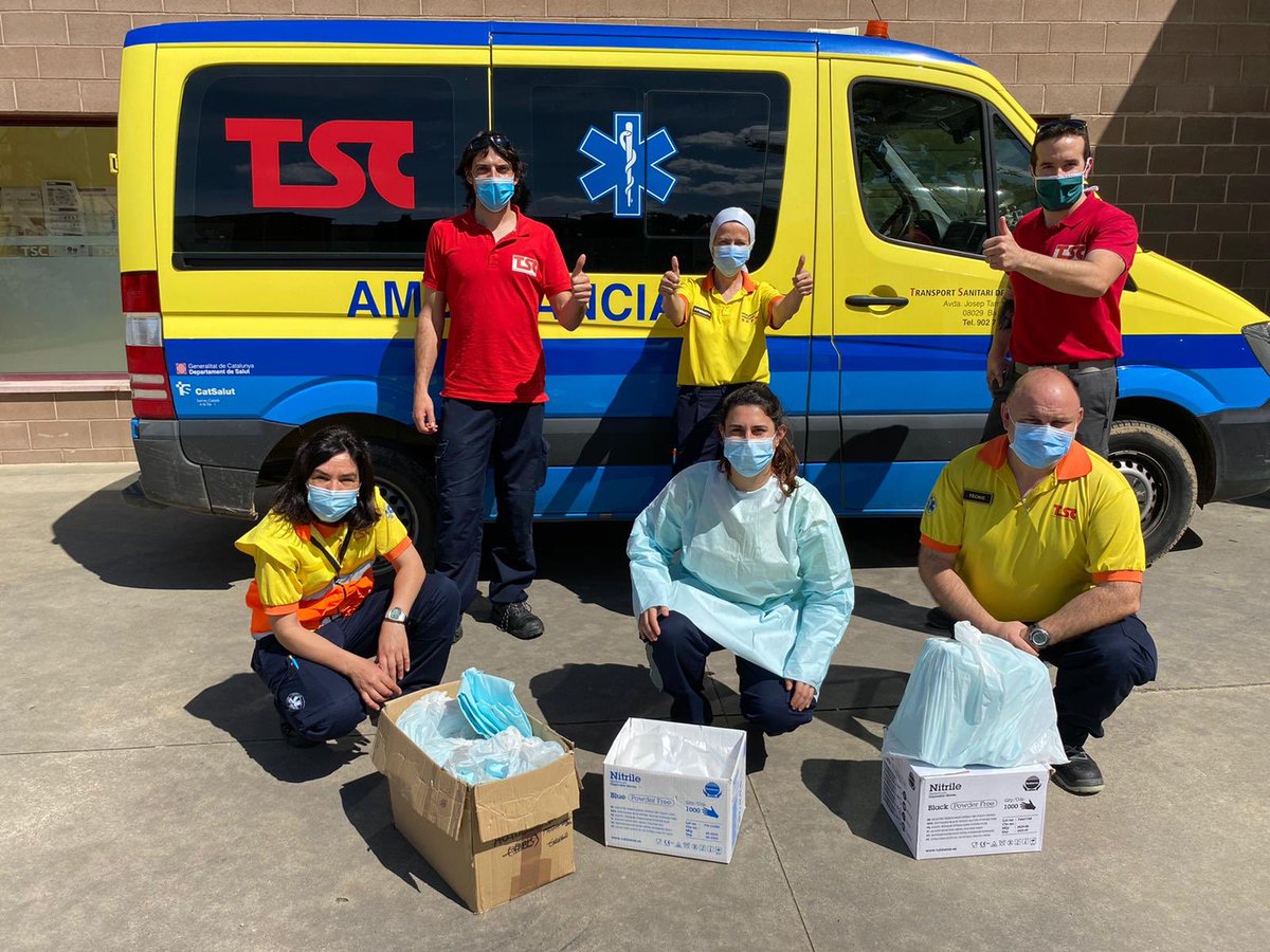 Volem donar les gràcies a Sanitaris per la República <a href="/sanitarisxrep/">SanitarisxRep</a> per les bates i les mascaretes que ens han donat.👏🏼#olot #garrotxa #covid #coronavirus #emergencies #ambulancies #ensensortirem #totaniràbé🌈