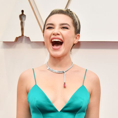 FPughBRA's tweet image. Florence Pugh conta que no #Oscars2020 a câmera quase a pegou comendo M&amp;amp;M's: "Eu apenas tive que largá-lo… No chão. Eu pensei: ‘Eu não posso ser a garota que está comendo M&amp;amp;Ms enquanto está aplaudindo o Martin de pé.” 🤣