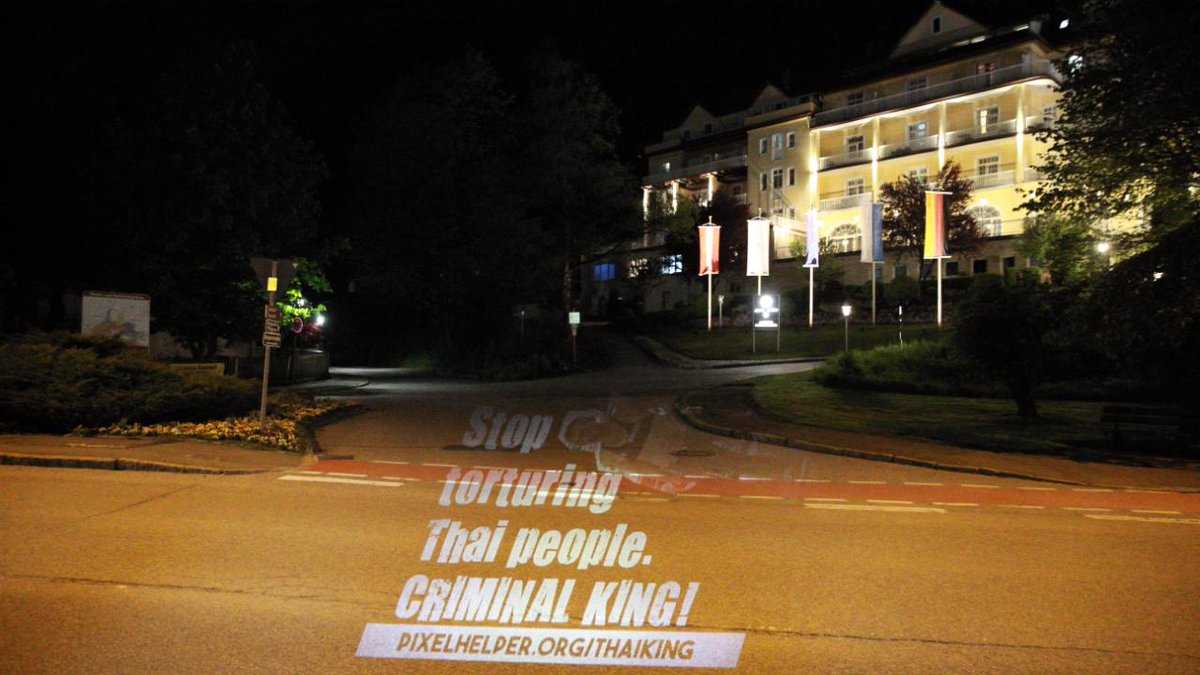 Activistas tailandeses  proyectaron mensajes en el Grand Hotel Sonnenbichl en Alemania, donde el rey Vajiralongkorn se hospeda con un harén de 20 mujeres, a modo de protesta.
