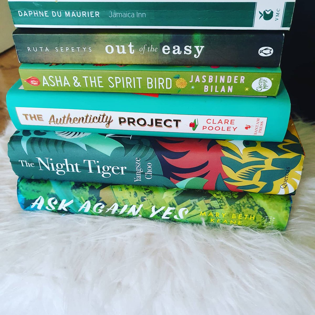ReadsRina's tweet photo. Heres my #greenbookstack for #MentalHealthAwareness Its more important than ever right now to be looking after our mental health and practicing self care because Lockdown life can be hard! My inbox is always open for anyone who needs or wants a chat! 💕 https://t.co/yvFBEbc49Z