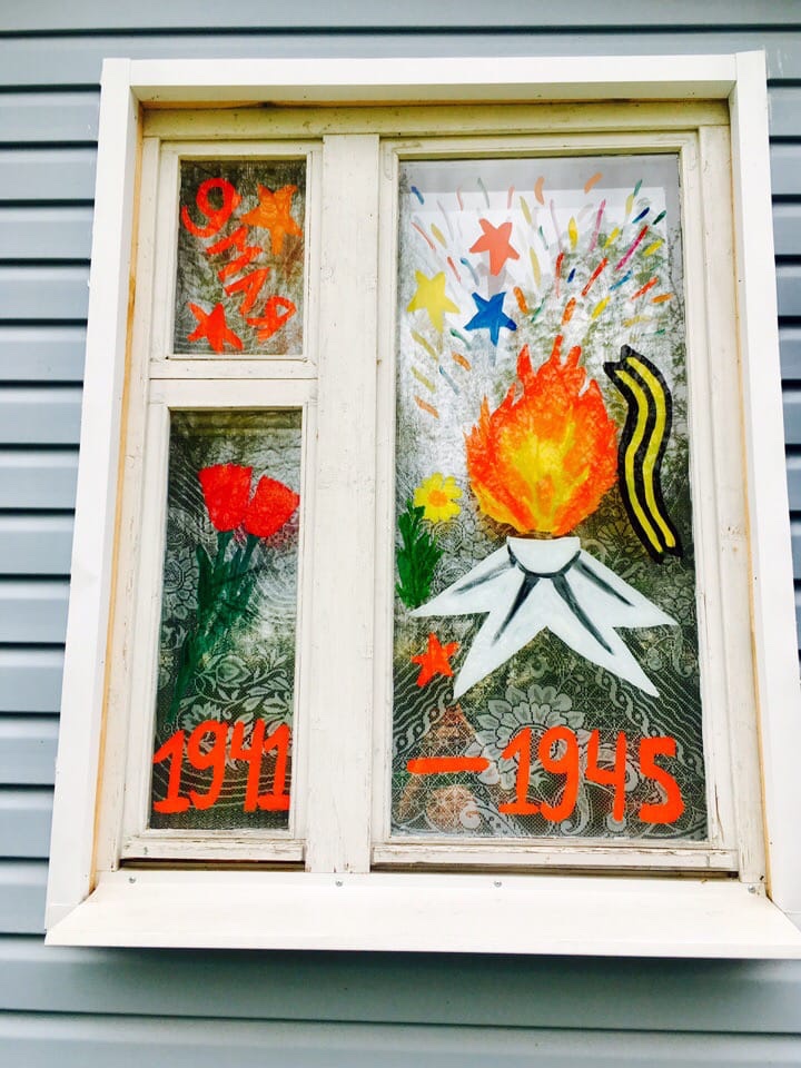 Окно день победы на 9. Окна Победы. Украшения на окна к 9 мая цветные. Украшение окон к 9 мая. Украшение окон ко Дню Победы.