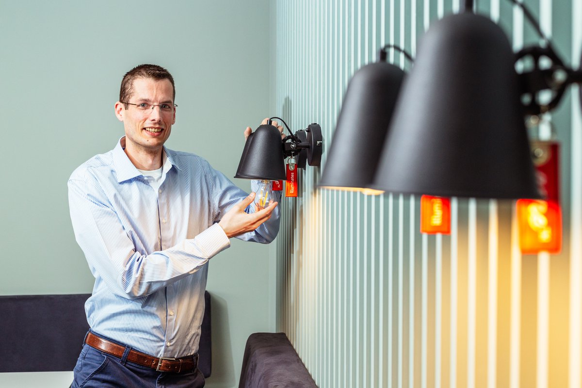 Onze huismeesters zijn dienstverleners in hart en ziel. Dat betekent dat zij buiten kantoortijd een waakzaam oogje in het zeil houden en waar nodig direct oproepbaar zijn wanneer de situatie hierom vraagt. Onze mensen zijn zowel fulltime als parttime inzetbaar. 1/2