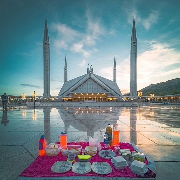 pakistanisdream's tweet photo. Rewind from Ramadan, last year. A pretty iftar time at the Faisal mosque in Islambad.

@_the.lost.soul
#Faisal #FaisalMasjid #Masjid #Mosque #Islamabad #Pakistan #Earth #travelers #trip #journey #amazing #awesome #instafollow #Iftaar #Iftaari #Ramzan https://t.co/3SIZQ6mYbF