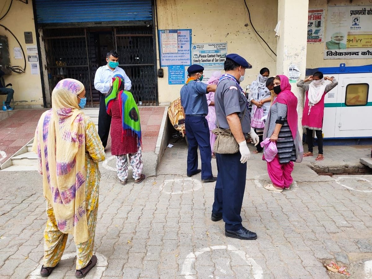scoutingbytes's tweet photo. #SocialServiceInBanks ~ Social Distancing is to be maintained for coming couple of months. Social Service in Banks, Ration shops, Medicine shops... हमें सावधानी पूर्वक रहने की आदत डालनी है, डरो नही सतर्क रहो 👏 #SankalpByScoutGuide #StayHomeStaySafe
#Nrbsg_Delhi_Distt https://t.co/lJahqpUpFE