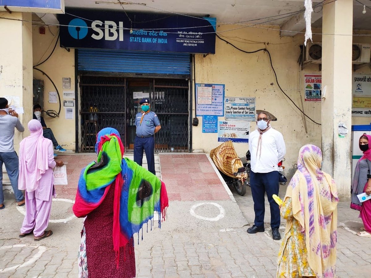 scoutingbytes's tweet photo. #SocialServiceInBanks ~ Social Distancing is to be maintained for coming couple of months. Social Service in Banks, Ration shops, Medicine shops... हमें सावधानी पूर्वक रहने की आदत डालनी है, डरो नही सतर्क रहो 👏 #SankalpByScoutGuide #StayHomeStaySafe
#Nrbsg_Delhi_Distt https://t.co/lJahqpUpFE