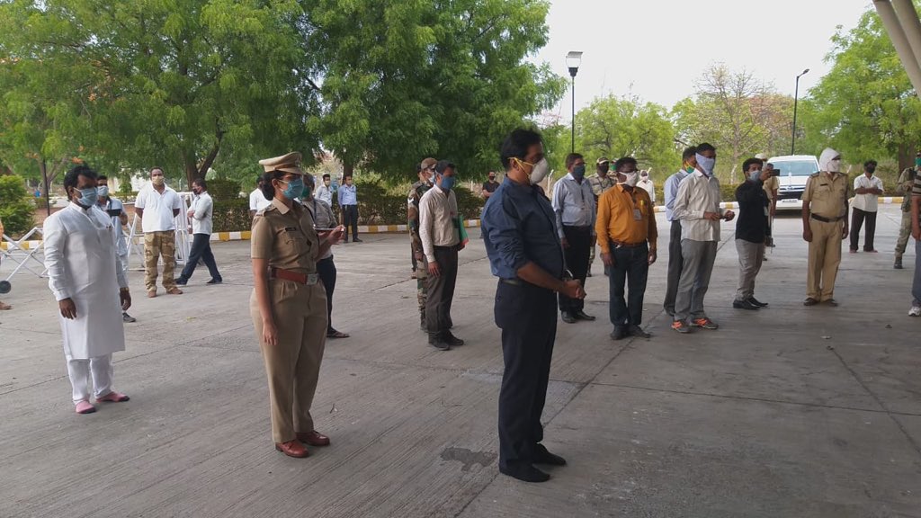 KhanZakiya2's tweet photo. .@imtiaz_jaleel साहब
एमएलए रह चुके हैं,
अब एक सांसद हैं...
फिर भी
इम्तियाज जलील साहब को
वेरीफाई नहीं करता @TwitterIndia
क्यों??
#VerifyMuslimActivists
#VerifyMuslimActivists https://t.co/ks87Rb3u4M