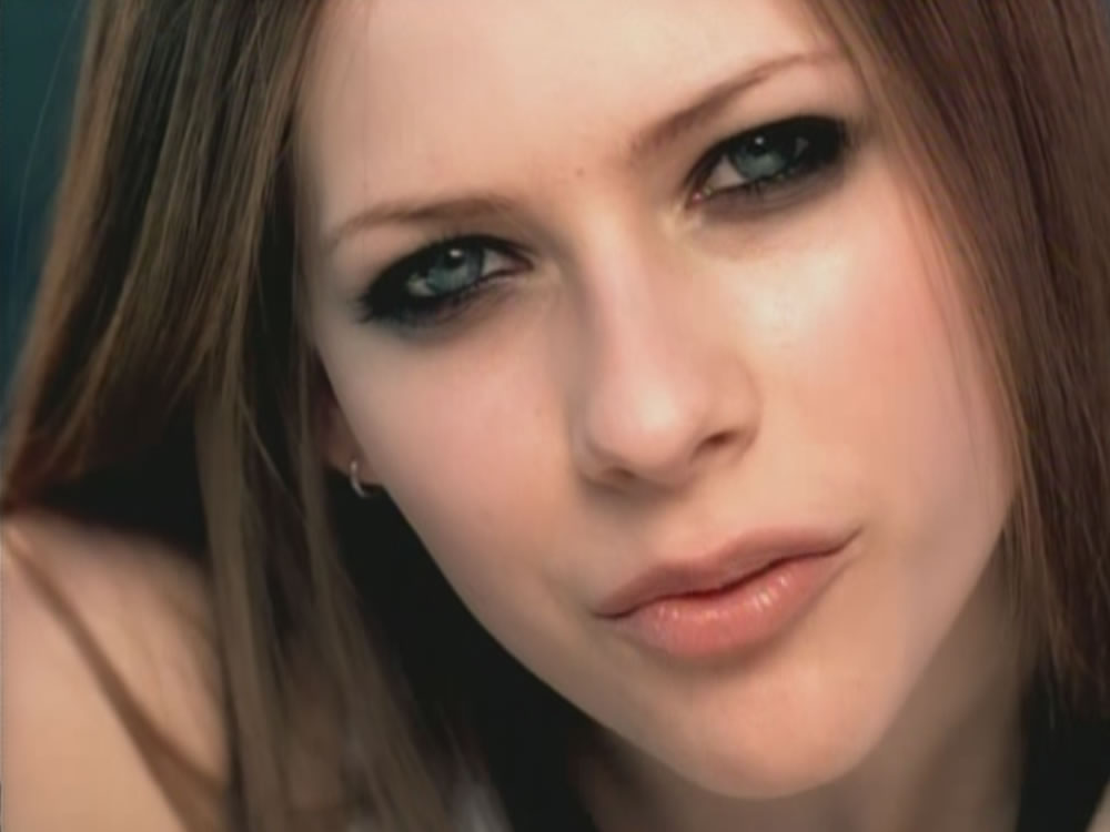 lavigneanos's tweet photo. #18YearsOfComplicated <3 https://t.co/RcTg6Ek3If
