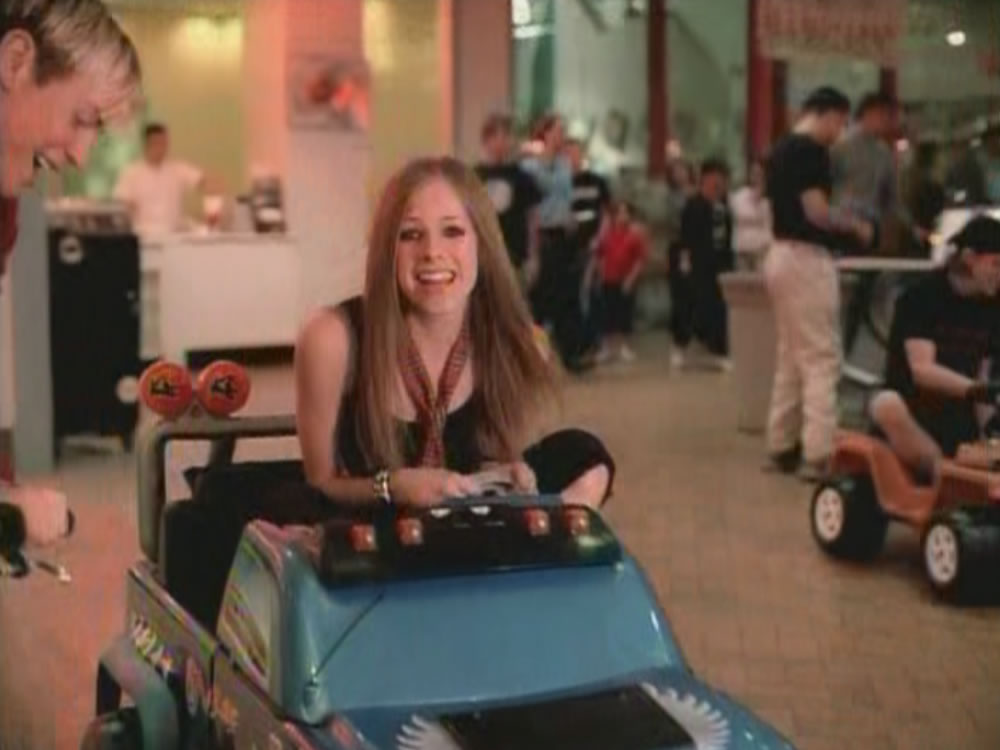 lavigneanos's tweet photo. #18YearsOfComplicated <3 https://t.co/RcTg6Ek3If