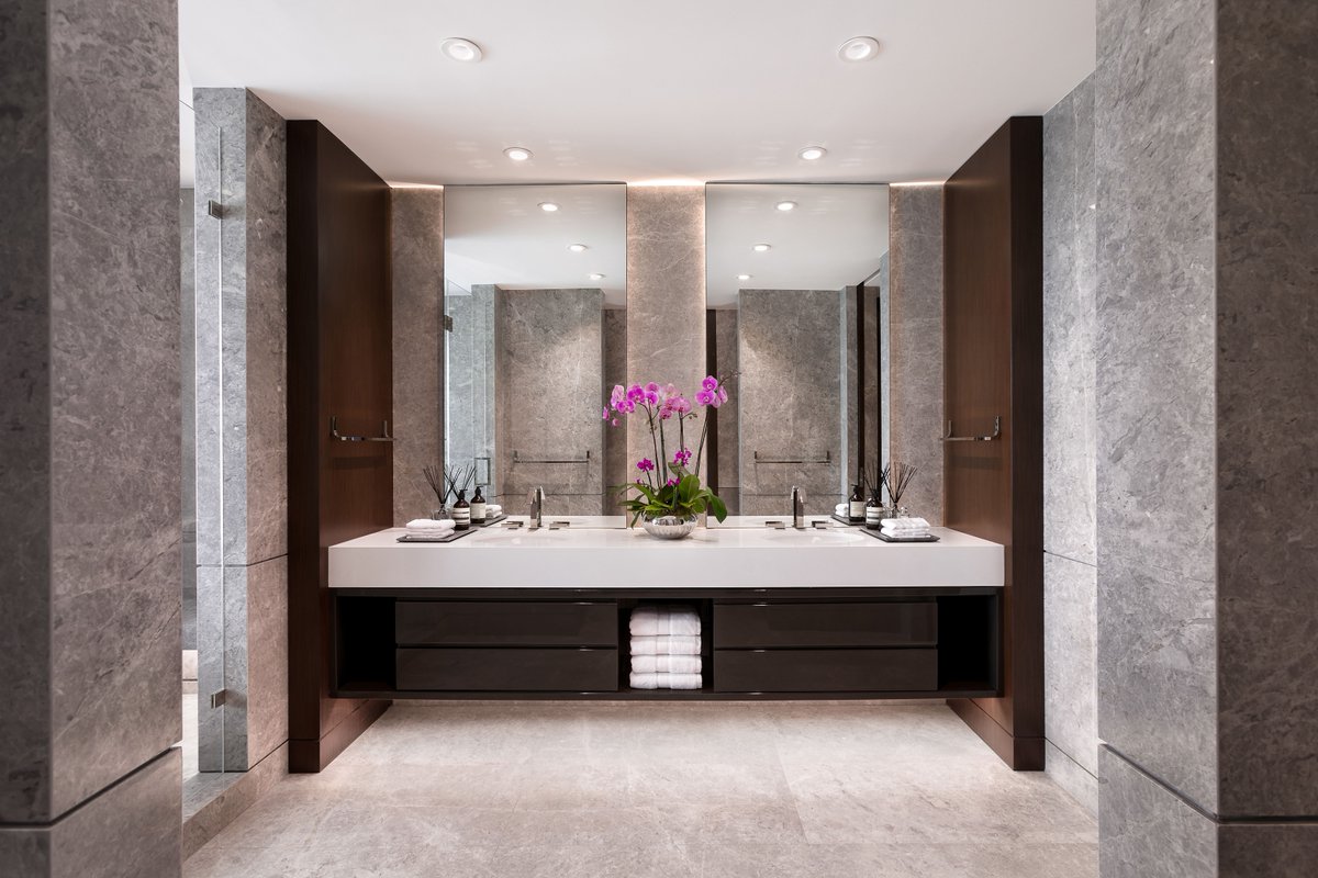 DavilaWoodwork's tweet photo. The combination of a stained walnut satin and high gloss solid-colored finish makes such a beautiful bathroom make a statement! 😱 What stood out to you?
_____________________________
Designer: @kasamiainteriors 
Millwork: Davila Woodwork

#Wood #davilawoodwork #Work #Custommade https://t.co/bomLzAdriB