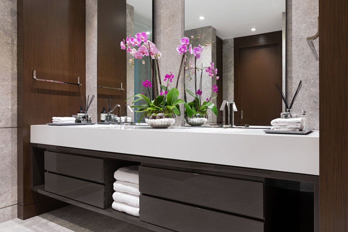 DavilaWoodwork's tweet photo. The combination of a stained walnut satin and high gloss solid-colored finish makes such a beautiful bathroom make a statement! 😱 What stood out to you?
_____________________________
Designer: @kasamiainteriors 
Millwork: Davila Woodwork

#Wood #davilawoodwork #Work #Custommade https://t.co/bomLzAdriB