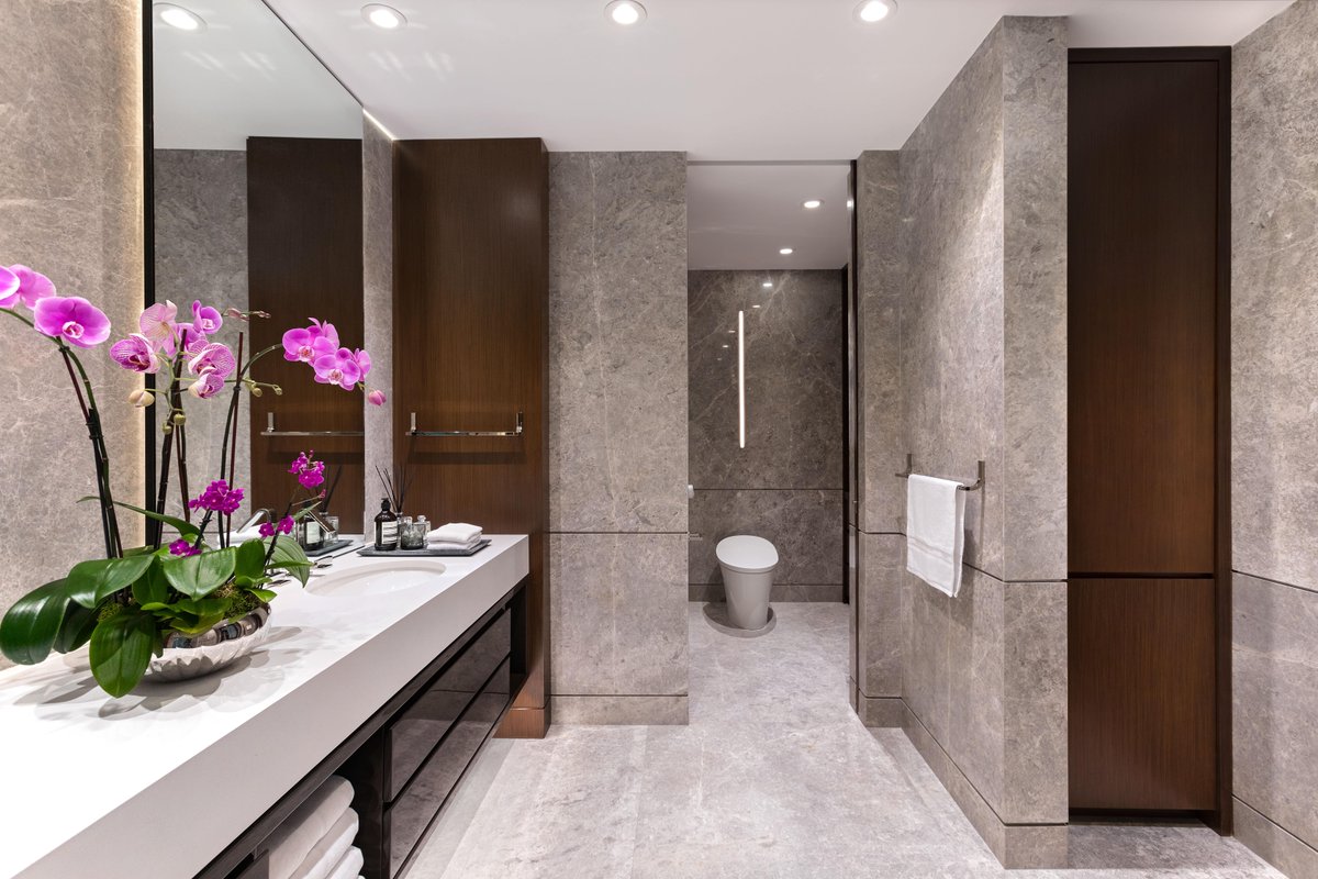 DavilaWoodwork's tweet photo. The combination of a stained walnut satin and high gloss solid-colored finish makes such a beautiful bathroom make a statement! 😱 What stood out to you?
_____________________________
Designer: @kasamiainteriors 
Millwork: Davila Woodwork

#Wood #davilawoodwork #Work #Custommade https://t.co/bomLzAdriB