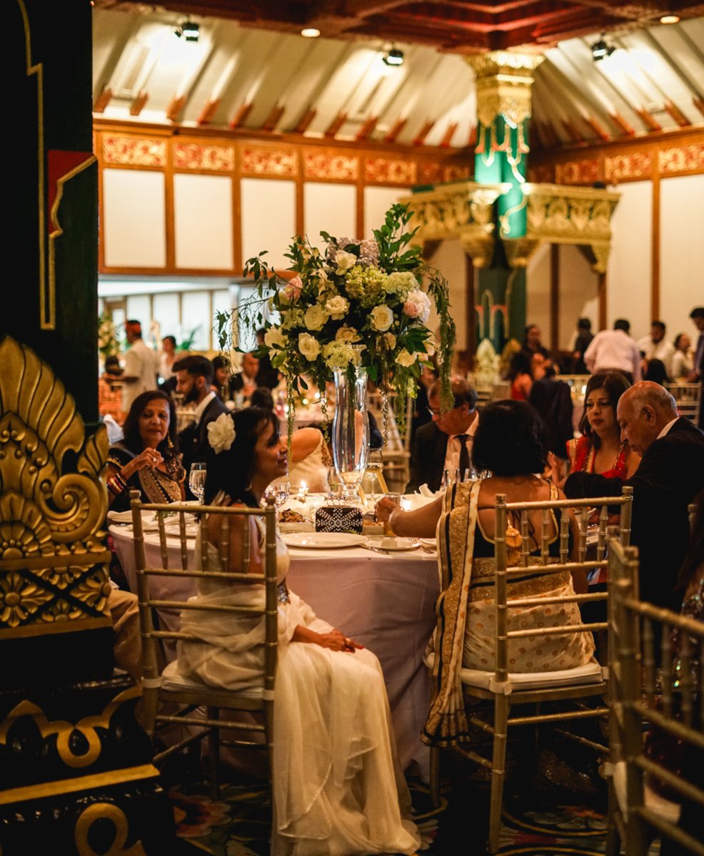 ShaadiBali's tweet photo. An elegant Indian wedding reception dinner indoors, by Shaadi Bali. 
#IndianWedding #Shaadi #WeddingInBali #WeddingPlanner #Wedding #DestinationWedding https://t.co/Q0Fvp0J30N https://t.co/OH0WOLF86Z