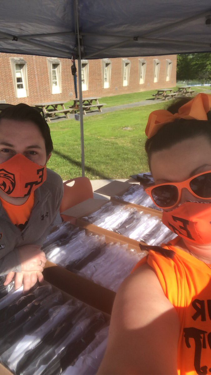 ETHSCounseling's tweet image. So much 🧡 for the Class of 2020 at cap and gown pick-up today. We can’t wait to see the rest of you tomorrow! #TechStrong #Classof2020 @EasternTechHS @BaltCoPS