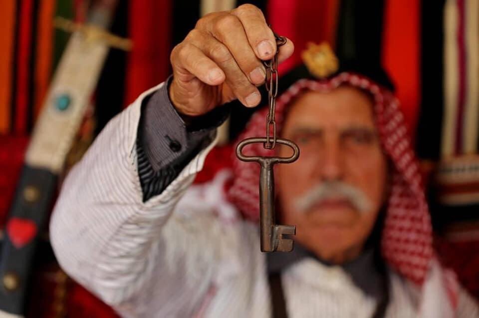 HaniyaArafat's tweet photo. إن كان هذا الفلسطيني باع أرضه وبيته
لماذا لم يأخد الصهاينة مفتاح البيت وتركوه معه؟
ولماذا لا يُخرج الاحتلال عقود البيع والشراء وينهي الجدل القائم أمام المجتمع الدولي؟

لا عزاء ل #صهاينة_العرب 

#نكبة72 https://t.co/sE694Iw97B