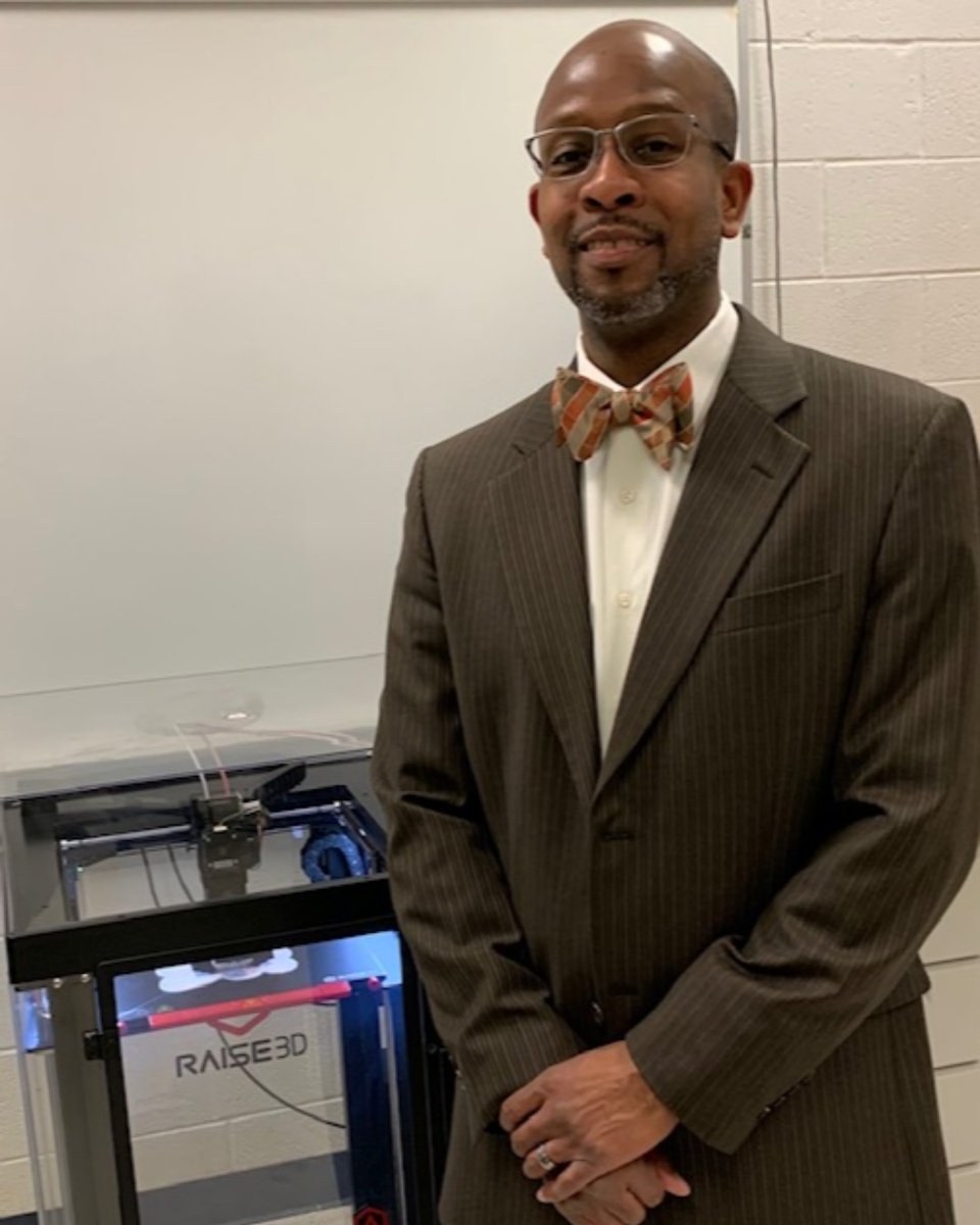 MIEducator's tweet image. #MIteachAppreesh shout-out for Oliver Johnson, Jr. at the @sccstandouts, instructor of NyKisha Banks, an engineering/advanced manufacturing student and 2020 Breaking Traditions Excellence Award winner! 👏#proudMIeducator Submit a shout-out: surveymonkey.com/r/MIteachAppre… @SaginawPublic