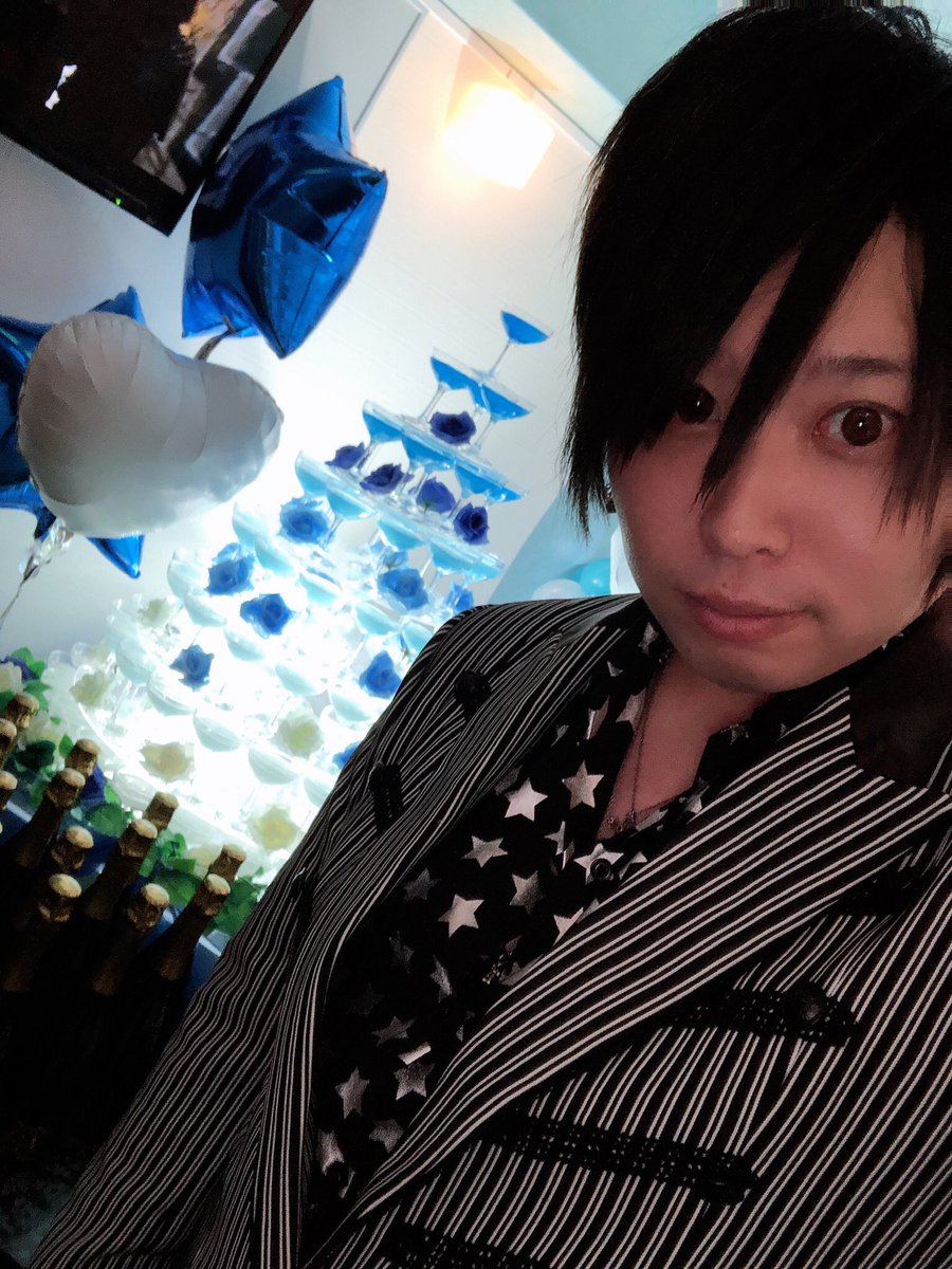 ちなみに僕は多分日本で唯一夜職15年分振りに復帰してガールズバーなのに女の子にシャンパンタワーさせた珍しい人です🐥次はおじさんにシャンパンタワーしてもらうというバグを狙ってます🐣

 #シャンパン #シャンパンタワー #ガールズバー #ミナミ