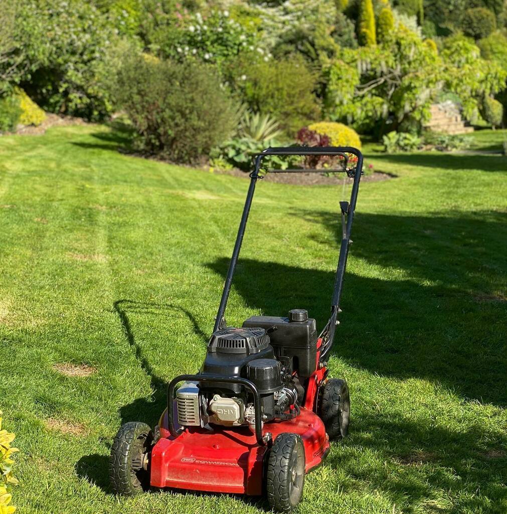 gregsmowing's tweet photo. Another sunny day. Nice for mowing with the Tremendous Toro Proline. @thetorocompany #Toro #proline #toroproline #toroarmy #progardenersuk #poweredbykawasaki #lawnmowing #horticulture https://t.co/q5eerlsDI1 https://t.co/VxXb7LhLU6