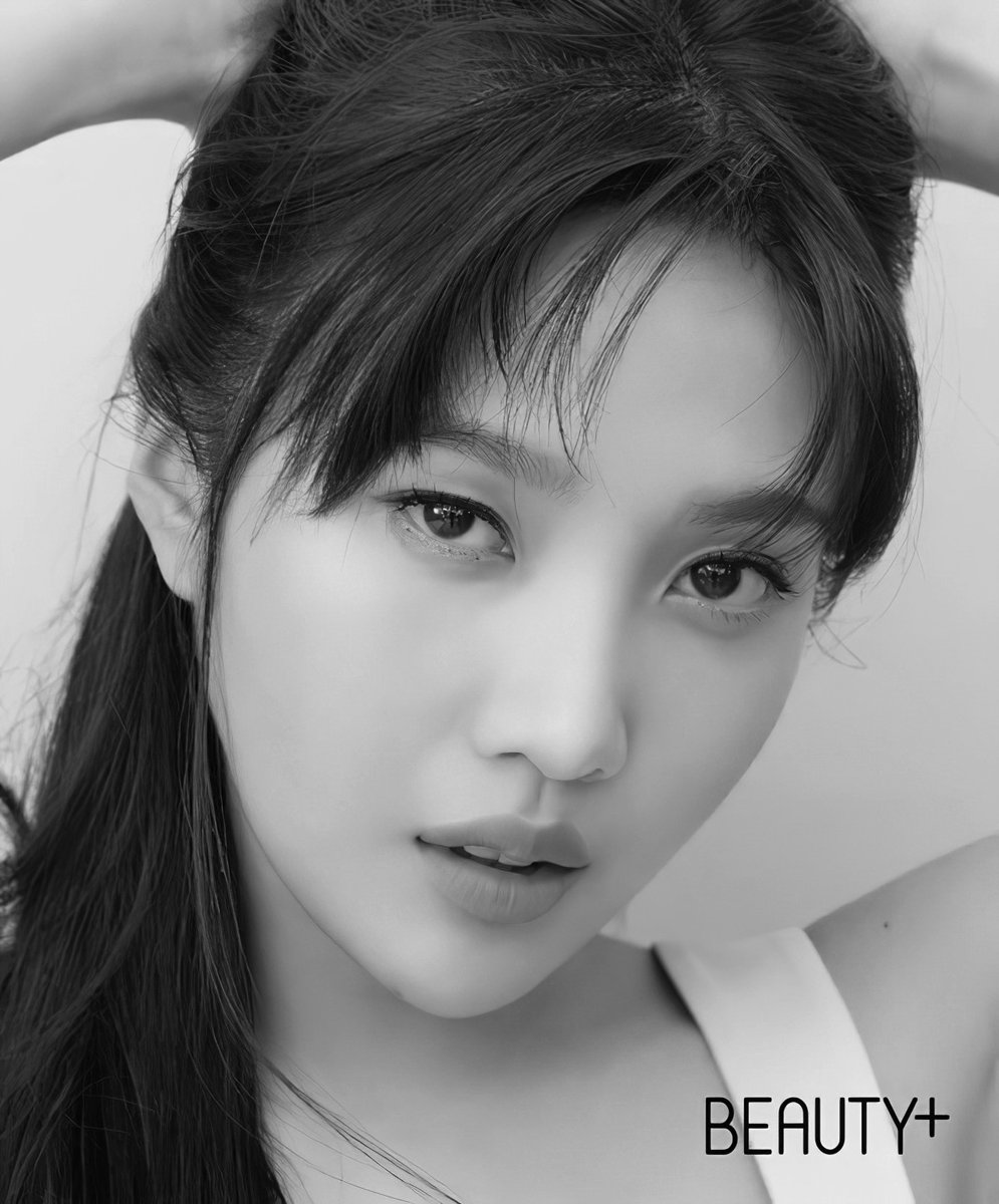 lalisasbecky's tweet photo. hi lisa from                       hi joy from
blackpink                          redvelevt https://t.co/Vf8YlL5Rw2