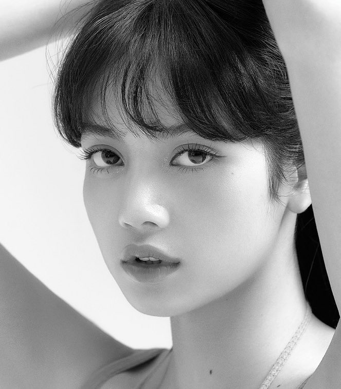 lalisasbecky's tweet photo. hi lisa from                       hi joy from
blackpink                          redvelevt https://t.co/Vf8YlL5Rw2