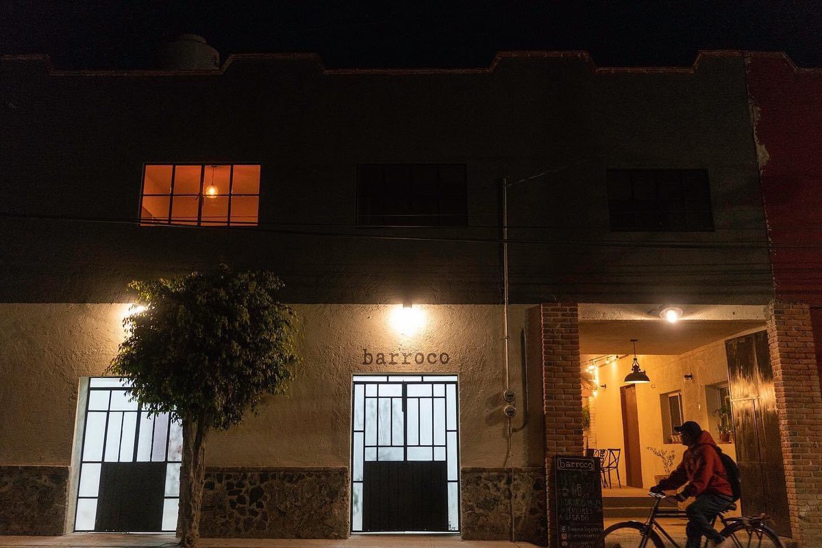 atcarq's tweet photo. Proyecto “Barroco Experiencia” @barrocoexperiencia, un restaurante bar, donde el diseño transforma el espacio en un lugar versátil y flexible. Un multiespacio cultural que combina gastronomía, arte, exposiciones y actividades recreativas.
Fotografía 📷 @rogelioali https://t.co/gdSFwOjlvO