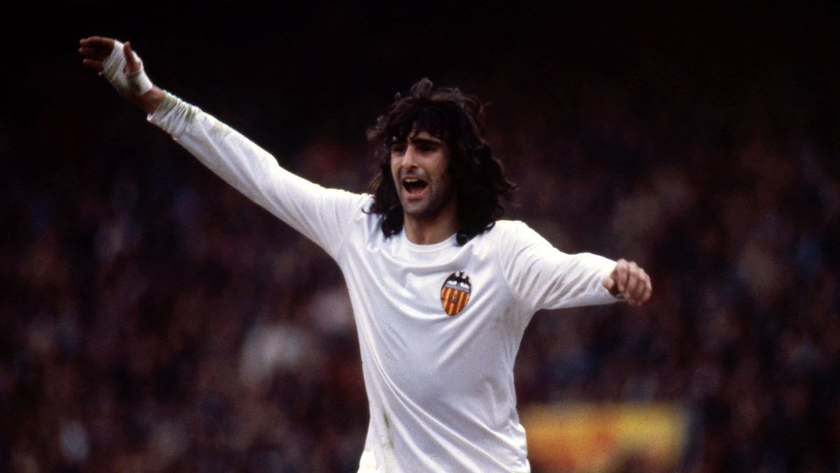 josean0728's tweet photo. #Recopa80🏆 partido muy trabado,3 ingleses persiguen sin descanso a #Kempes(especialmente el central O´Leary) el matador ha tenido la mejor ocasión en el 7´ con un disparo que ha podido desviar a corner Jennings. Nervios,tensión,las defensas parecen tener el partido donde quieren https://t.co/Go3vQQrq6y