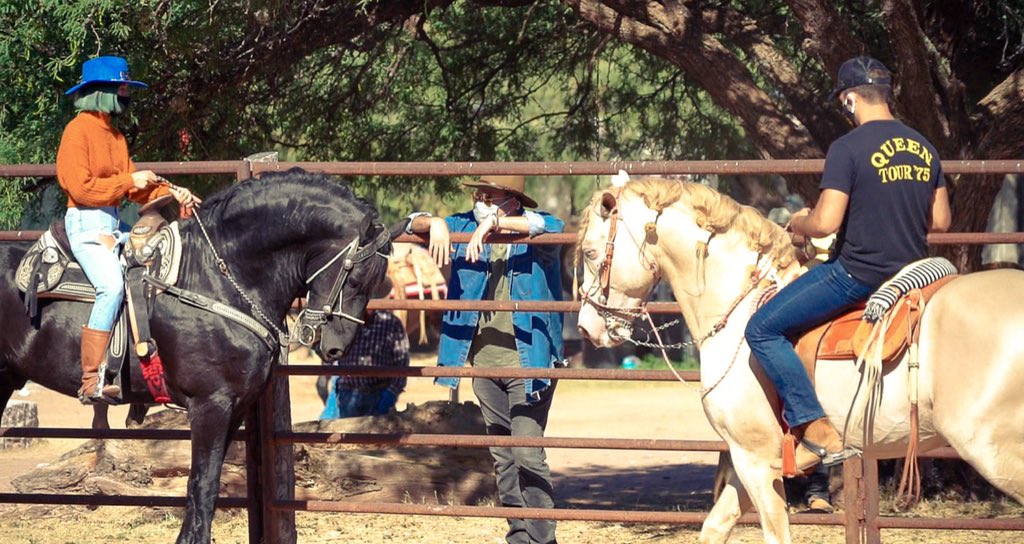PepeAguilar's tweet photo. Aquí entrenando a los escuincles !
Según ellos, me están poniendo mucha atención. 
Será ?🤔🤔🤔
#3RaGeneracionAguilar !! 
#México #Familia #Tradiciones https://t.co/qr5tVVLpps