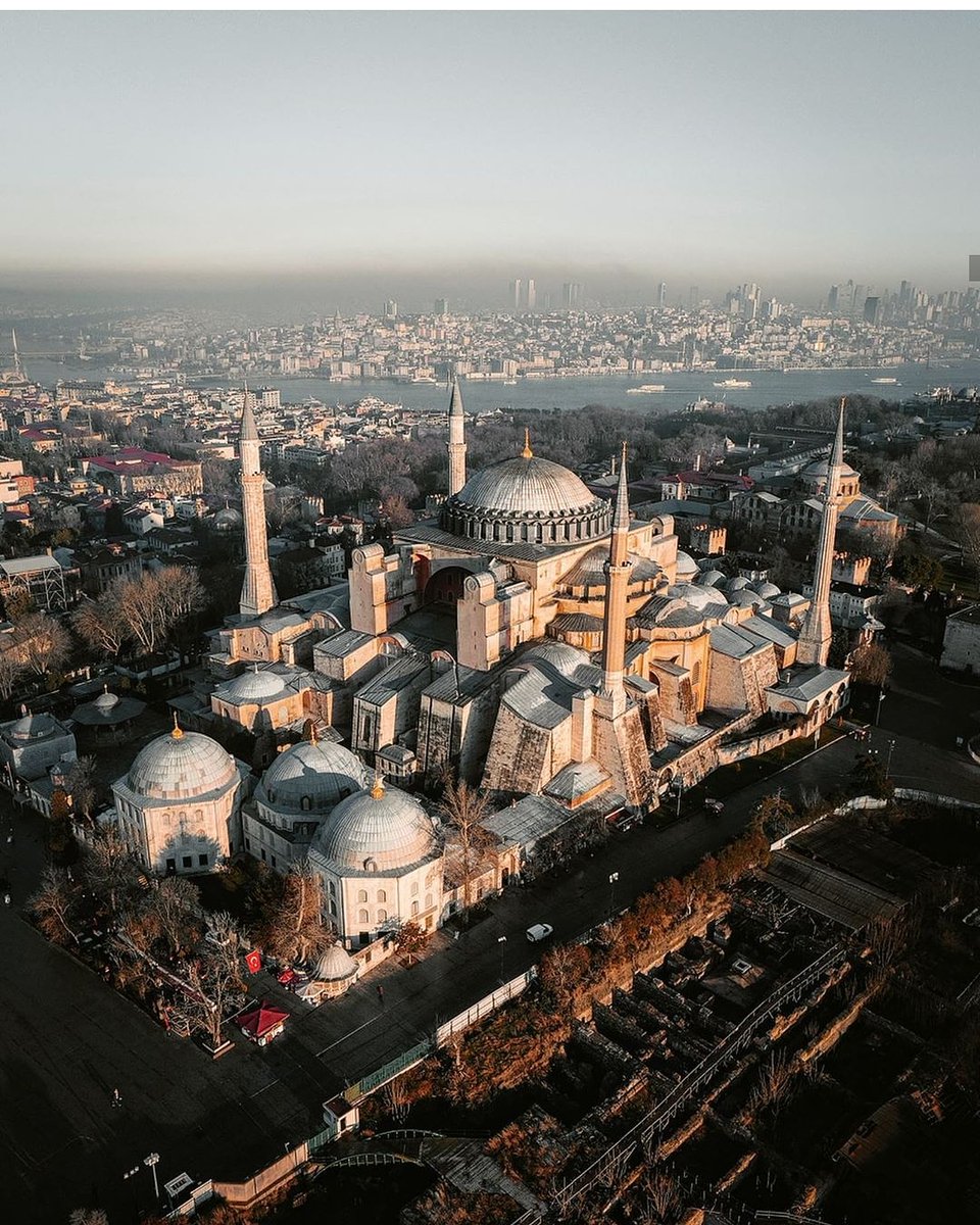 TravelTipsTr's tweet photo. Hagia Sophia was built in the heart of Istanbul centuries ago and it is still beating for us. ❤️ https://t.co/V3J39BqenK