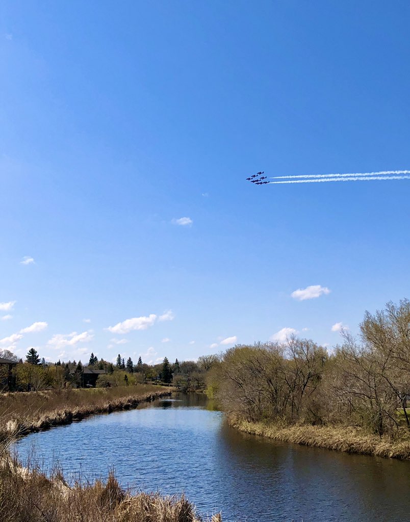 AngWagar's tweet photo. Thanks @CFSnowbirds for the flybys! Made our day! ✈️🇨🇦#CFSnowbirds #yqr #socool https://t.co/Nz4UbwrQg3