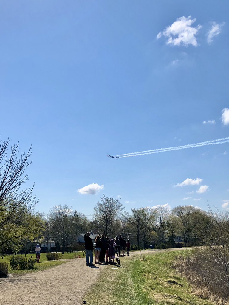 AngWagar's tweet photo. Thanks @CFSnowbirds for the flybys! Made our day! ✈️🇨🇦#CFSnowbirds #yqr #socool https://t.co/Nz4UbwrQg3