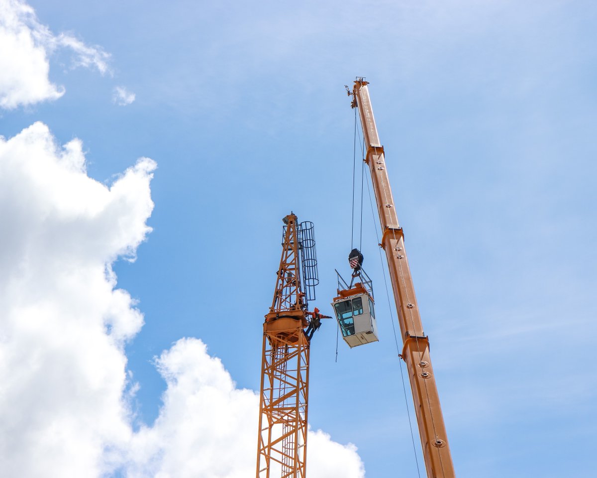 Garner_WBE's tweet photo. 📸 at the crane erection for Walsh Construction Co.’s Colina Apartments site in Beacon Hill yesterday. Garner Construction’s Jose Santos will be the crane operator on site 🏗

#towercrane #craneerection #craneoperator #seattlecranes #seattleconstruction #garnerconstruction #wbe https://t.co/2JagNDe2O6