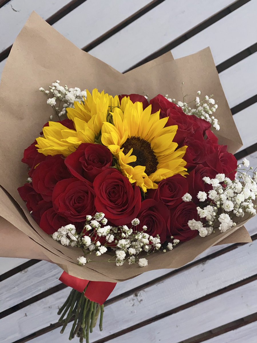 Roses and sunflowers are such a pretty combo 😍🌹🌻 IG: MVFLORAL 🌸