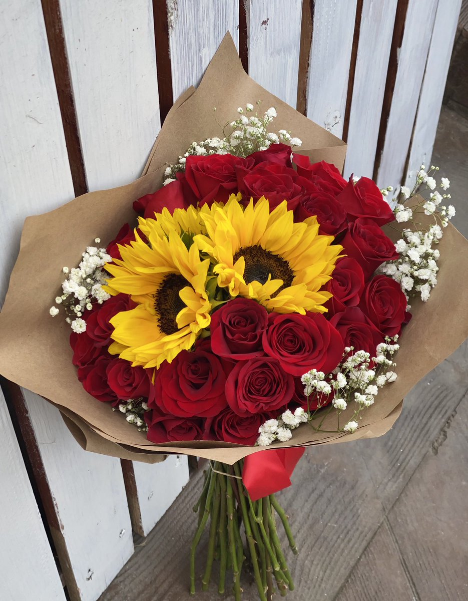 mvxoxo_'s tweet photo. Roses and sunflowers are such a pretty combo 😍🌹🌻 IG: MVFLORAL 🌸 https://t.co/EPjHI5rjVt