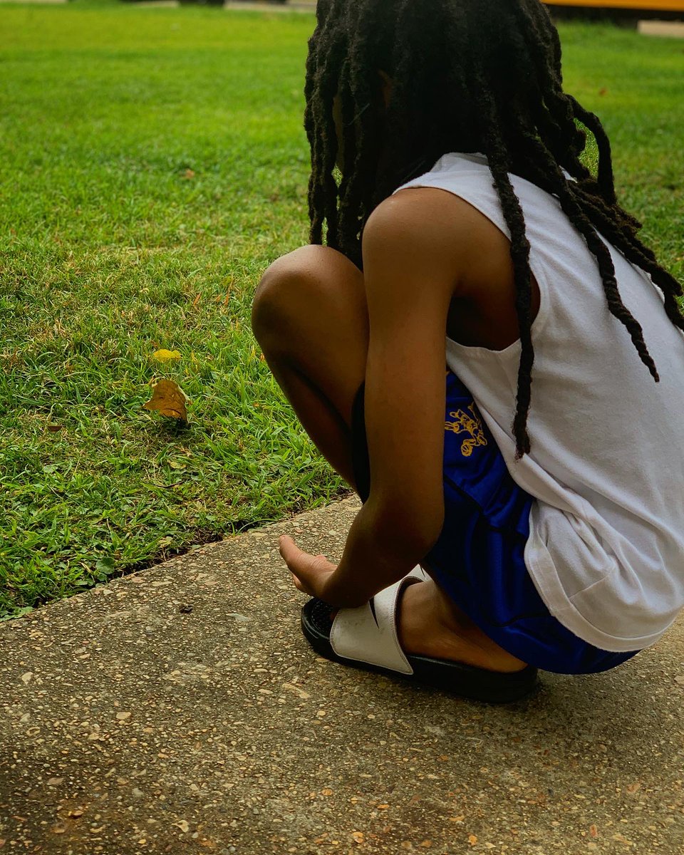 BlairTheArtist's tweet photo. When you wonder what’s taking your son so long to take out the trash and he’s in the driveway “saving a worm so he doesn’t get eaten or ran over but still letting him enjoy the rain” 😌... #naturelover #locs #kidswithlocs #joysofboys #melaninpoppin #melaninkids #bigheart https://t.co/44Q2GkdrKa