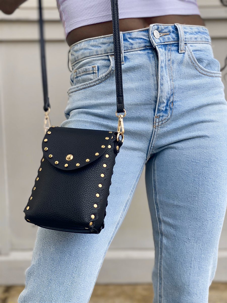 AZWELLinBAMA's tweet photo. For the girl who doesn’t need to carry their entire life with them...unless your phone is your life 📱 also available in taupe

#ootd #clutch #purse #AzwellAddict #shopazwell https://t.co/vz6vpZVxlI