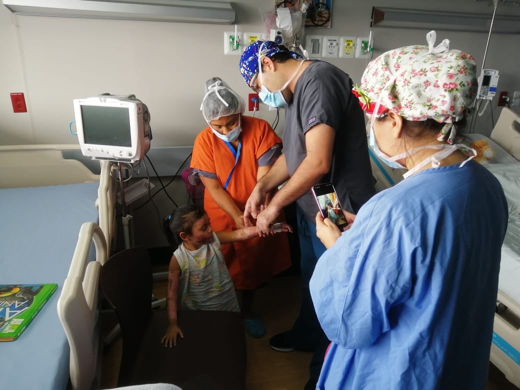 FUNDANIQUEM's tweet photo. Implementación de Telemedicina para revisar tratamiento de rehabilitación junto a @fundacioncrisaqhn #fundaniquem 🇭🇳 #porlavidadelniñoquemado 😇 https://t.co/R9nfkZG4eQ