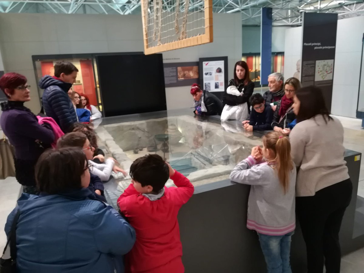 MuseoMAP's tweet photo. Tra i #MomentialMuseoMW che amiamo di più le attività didattiche dedicate ai piccoli visitatori😍👧👦. Attraverso i loro occhi riscopriamo ogni volta la collezione degli #Etruschidifrontiera. #MuseumMomentsMW #MuseumWeek #MuseumWeek2020 #togetherness https://t.co/1qfXy5lhgy