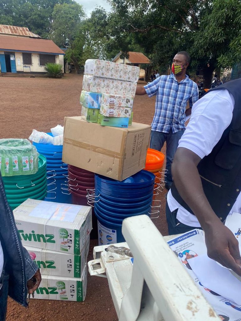 BafsLeone's tweet photo. BAFS Project, through MAF and with funding from the EU is reaching out to farmers and farming households in all the regions of Sierra Leone with COVID prevention and sensitization. 
We hit it off today in Kambia District.
#EUStandswithSalone @TomVensEU @AmbroseJames12 @jemilla2 https://t.co/qDpI0f2Q3y