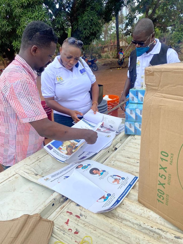 BafsLeone's tweet photo. BAFS Project, through MAF and with funding from the EU is reaching out to farmers and farming households in all the regions of Sierra Leone with COVID prevention and sensitization. 
We hit it off today in Kambia District.
#EUStandswithSalone @TomVensEU @AmbroseJames12 @jemilla2 https://t.co/qDpI0f2Q3y