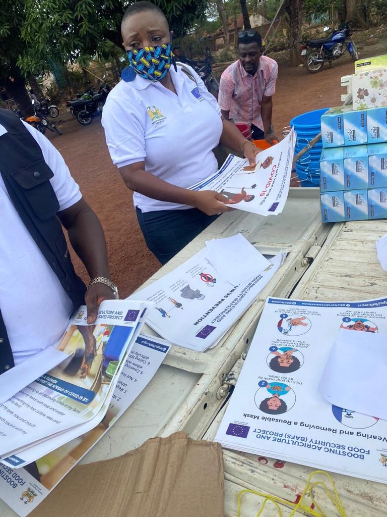 BafsLeone's tweet photo. BAFS Project, through MAF and with funding from the EU is reaching out to farmers and farming households in all the regions of Sierra Leone with COVID prevention and sensitization. 
We hit it off today in Kambia District.
#EUStandswithSalone @TomVensEU @AmbroseJames12 @jemilla2 https://t.co/qDpI0f2Q3y