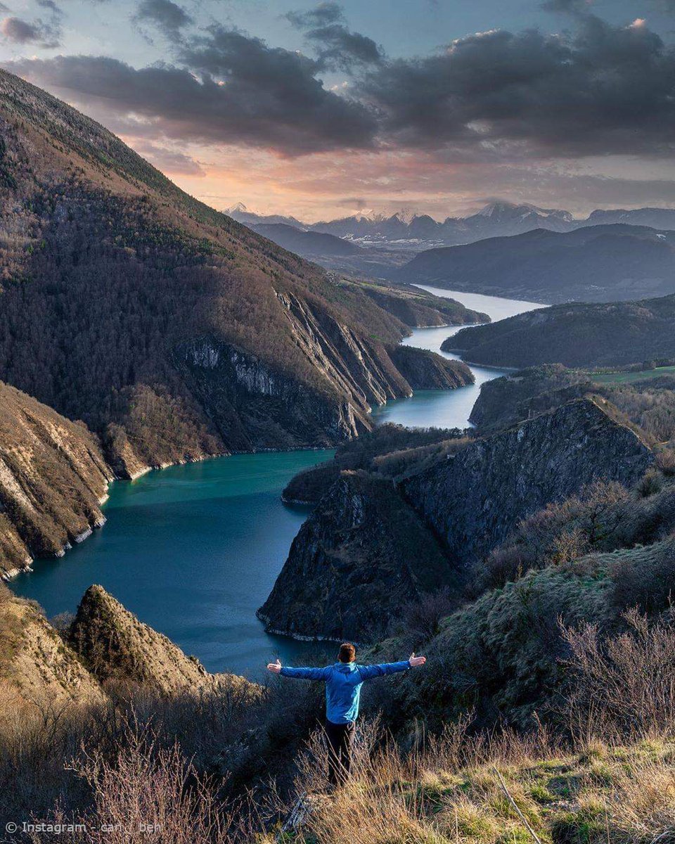 Perspective surprenante l' #Isère 🤩 Avec un lac et des montagnes il y a tout ce qu'il faut pour passer une bonne journée 👌
#Matheysine <a href="/Ville_LaMure/">La Mure d'Isère (38)</a>
#PlateauMatheysin 

<a href="/CDIsere/">Isère</a> @VRAlpes <a href="/RadioIsa38/">Radio Isa</a> 
<a href="/auvergnerhalpes/">Auvergne-Rhône-Alpes</a>