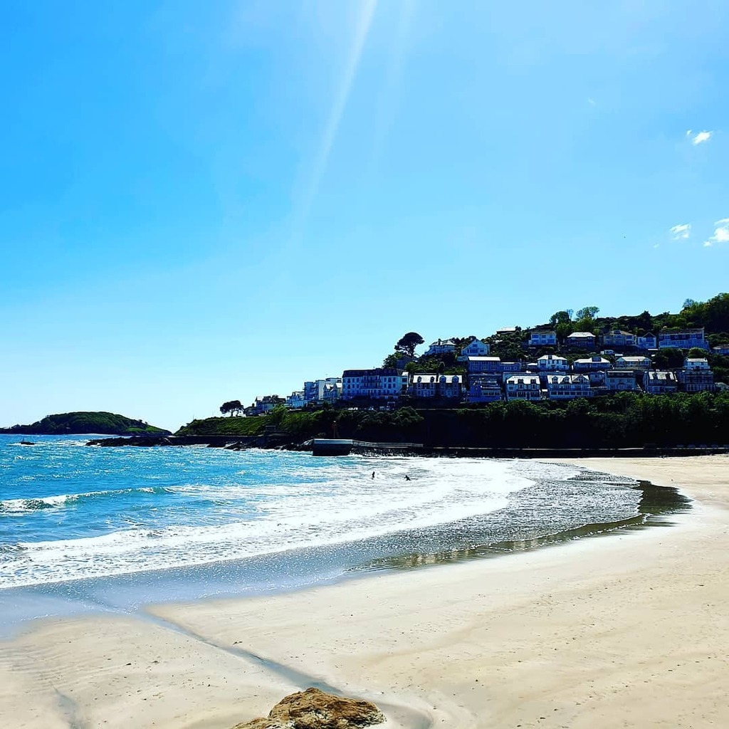benholtam's tweet photo. Gorgeous today. Bit nippy at times but if you can get out of the wind then it's lovely. 
#looebeach #looeseafront #sea #seaside #looe #kernow #Cornwall #home https://t.co/oWKhg2Ujdu https://t.co/OipTh6i0SU