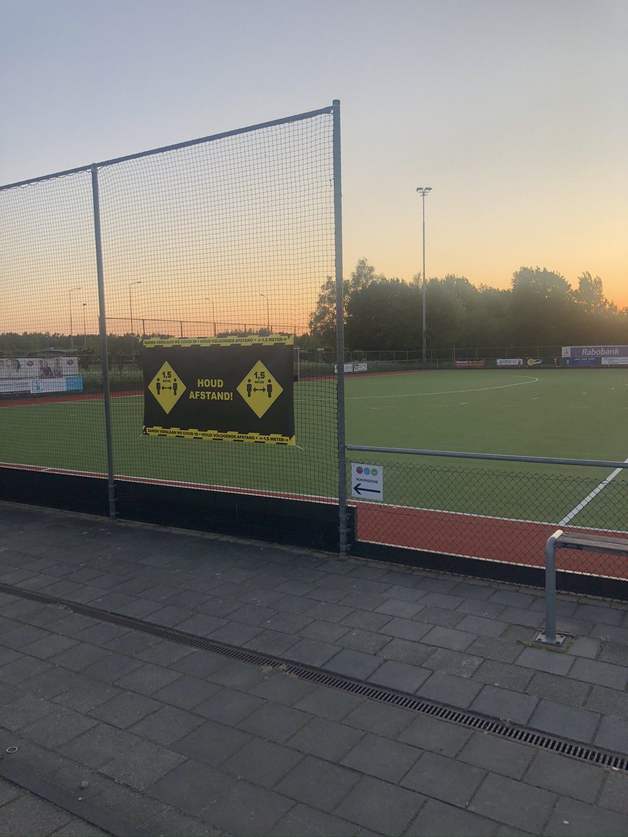MHCWesterduiven's tweet photo. Mooi om te zien hoe snel we het voor elkaar hebben gekregen om zowel de (jongste) jeugd als (sinds dinsdag) ook senioren Corona-proof te laten trainen. Een grote dank aan alle vrijwilligers. Zonder jullie waren de velden nog steeds leeg! https://t.co/LCYxqrbFSQ