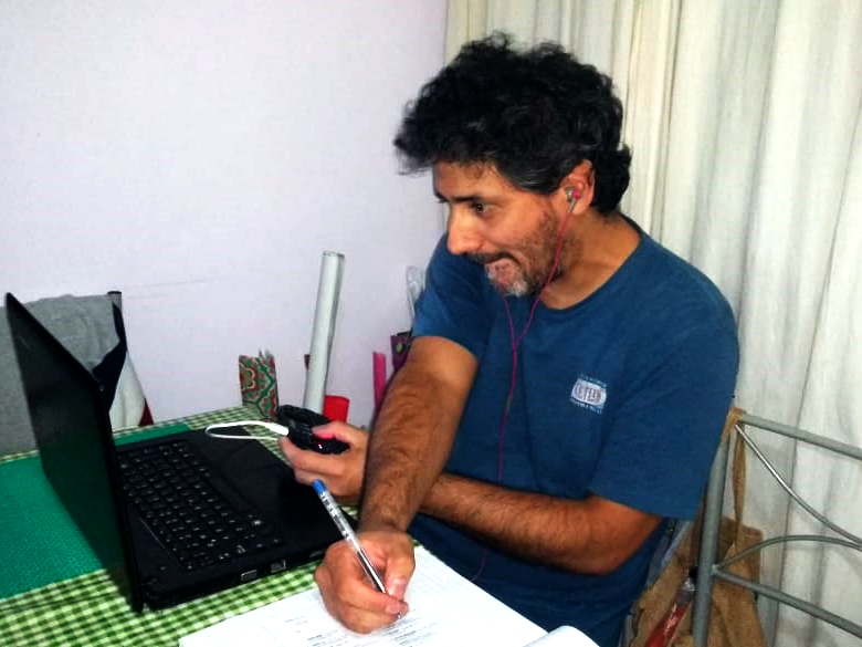 sodapasta's tweet photo. Ramiro / Líder de proyecto: planificando los espacios de trabajo para readecuarlos al distanciamiento social #SodapastaTeam #homeoffice #cuarentena https://t.co/nyu0s8y6dT