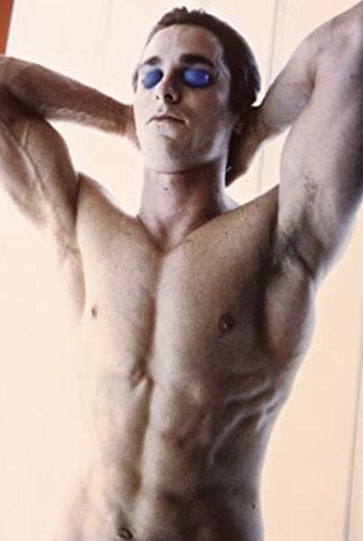 Au personnage qu’est Patrick Bateman, une personne obsédée par les apparences que ce soit sur le physique ou professionnel. Christian dira même qu’avant ce rôle il n’avais jamais été dans une salle de Gym, ce qui est hallucinant vu les entraînements et la diete qu’il s’imposait.
